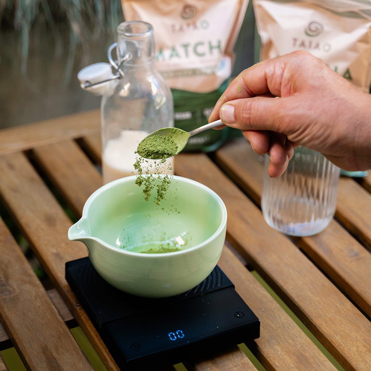 Preparazione del matcha latte con TAIAO Matcha Barista Premium